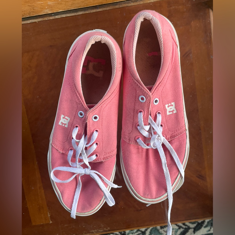 DC unisex Pink Star Pattern canvas Sneakers size 8.5 (women)